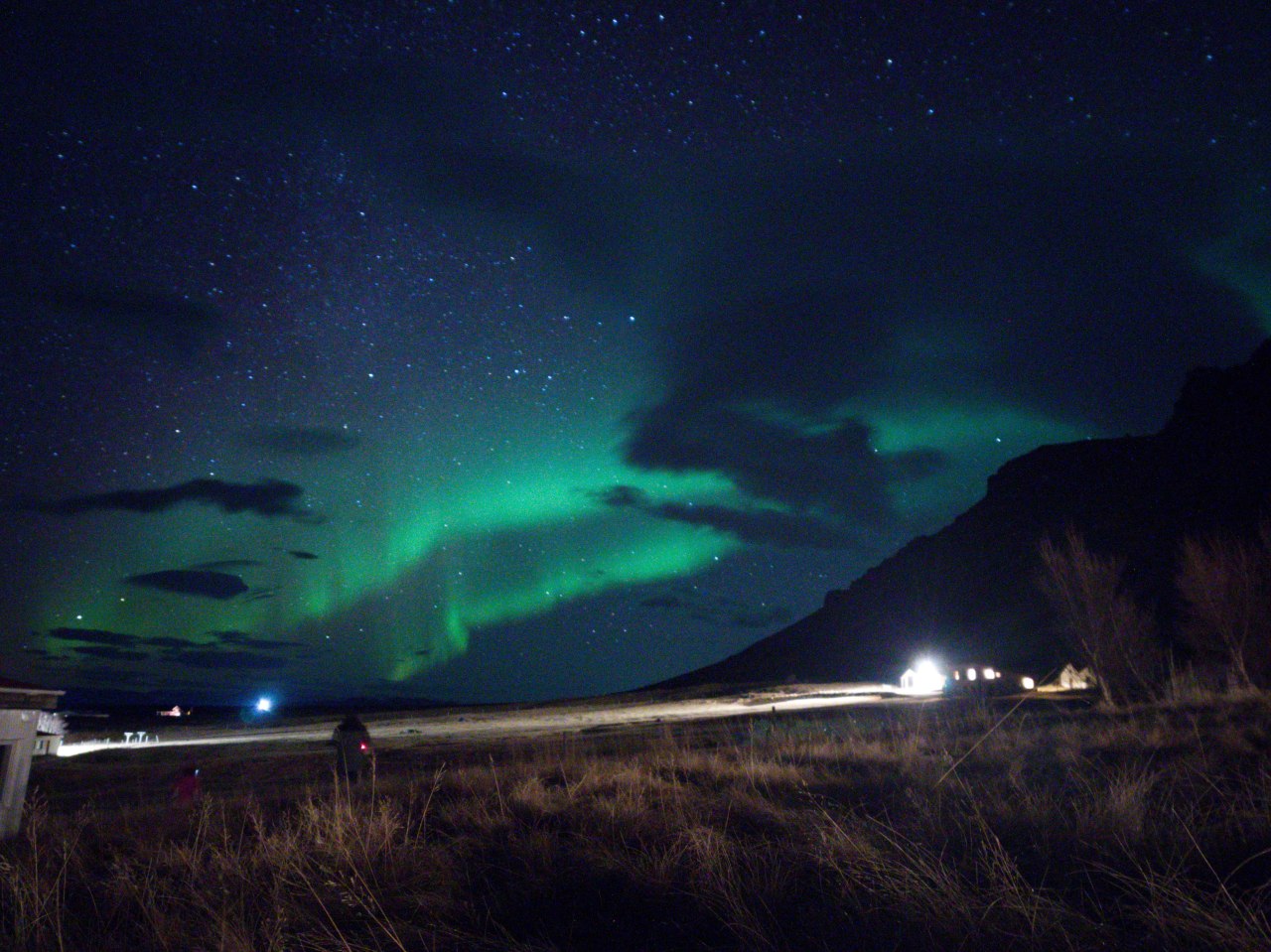 Aurora boreal 'maluca' aparece na Islândia e no Alasca; veja vídeos