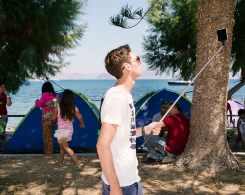 pritheworld:Tourists vs. Refugees - on the Greek island of Kos.Photos: Jörg Brüggemann/OSTKREUZ Keep