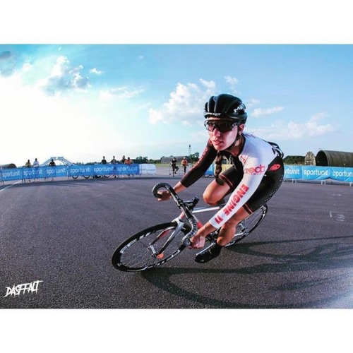 fixiegirls: Repost from @ffwdwheels WEEKEND AROUND THE CORNER!  Where are you riding? Have a nice ri