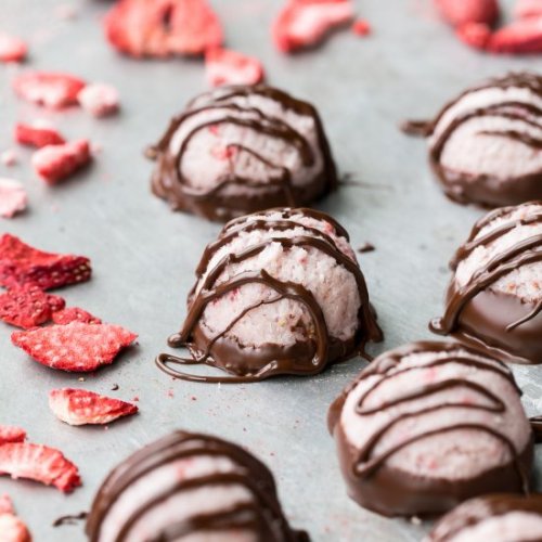 -=- CHOCOLATE STRAWBERRY MACAROONS