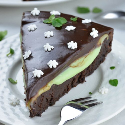 dessertgallery:Flourless Mint Chocolate Cake-Your source of sweet inspirations! || Save 10%+ on Cera