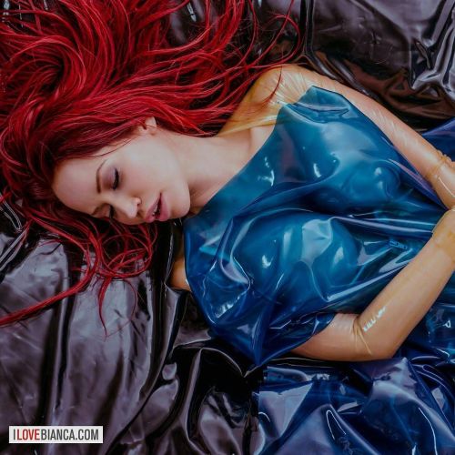 The best way to rest is covered in a sea of latex… 😍🔥 www.ilovebianca.com  #ilovebianca #biancabeauchamp #redhead #latex #fetish by biancabeauchampmodel