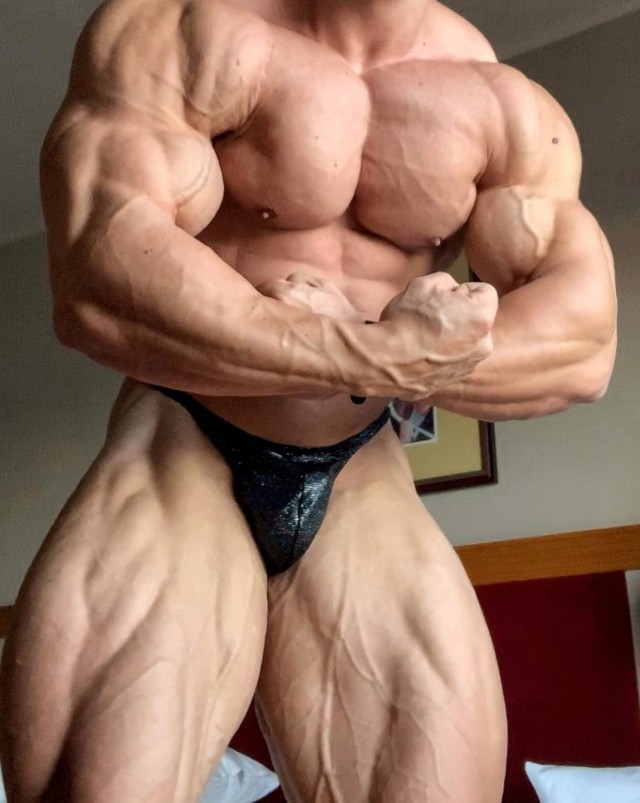 talesofthealpha-archive:musclebull23:Squeeze one out.