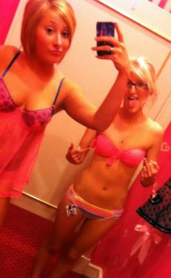 changingroomselfshots:  at victoria secret!