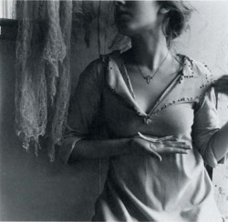 la-beaute&ndash;de-pandore:  Francesca Woodman 