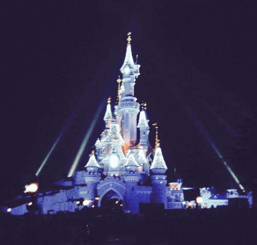 LIKE A DISNEY SIR WISH YOU A VERY MERRY CHRISTMAS ! :D Photography of Disneyland Paris Château de La