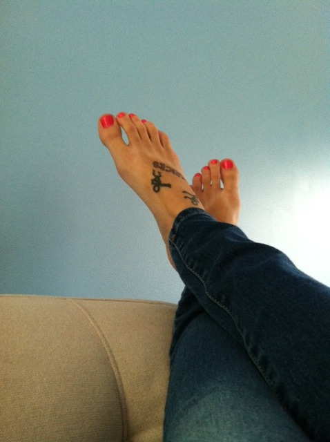 chargerrt45: obnoxiouslyperky:  Pink toes and new blue walls :)  (via TumbleOn) Very Pretty Toe Nail