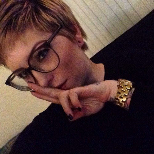 shmobbie:  strangevibezz:  2014 was ok.  Girls with short hair are A-OK 🙌