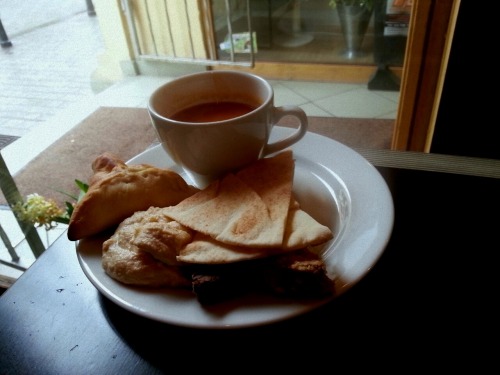 Brunch udał się wyśmienicie, do tego stopnia, że nie mieliśmy czasu zrobić zdjęć i jak zawsze brakowało widelców, talerzy, szklanek… Klasyk, ale w miłym klimacie. Kafo staje się chyba powoli klubem jadalnianym, bo widziałem te same twarze co zawsze,...