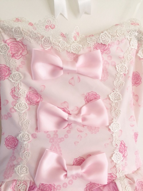 macabrelolita:  Received my Rose Trianon’s Rose Diamante Bustier JSK today and it’s the prettiest thing I’ve seen in a while♡♡