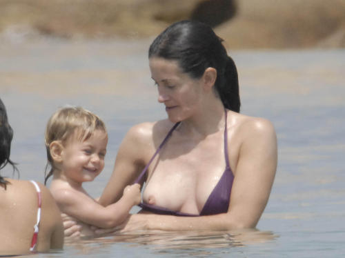 Porn toplessbeachcelebs:  Courtney Cox (Actress) photos