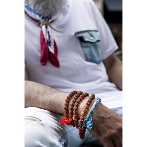 I love details! wristbands, scarfs (this one is vintage of my mum) with a plaited tube, my new pimpe