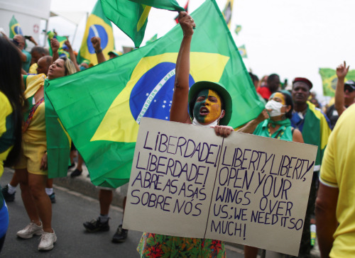 allthebrazilianpolitics: Rallies for and against Bolsonaro on Brazil national dayThousands have conv