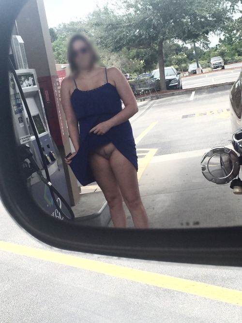 fltodcouple: Getting gas at a busy gas station in Sanford @fltodcouple13 #pussy #nopanties #bokey #3