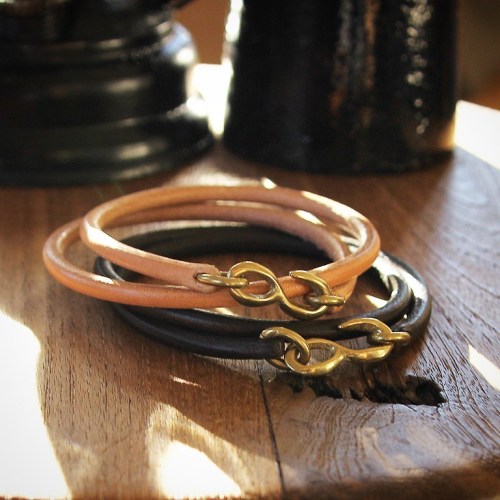 The SasoRi bracelet is made of 5 mm thick cowhide leather and a solid brass closer. A classic design