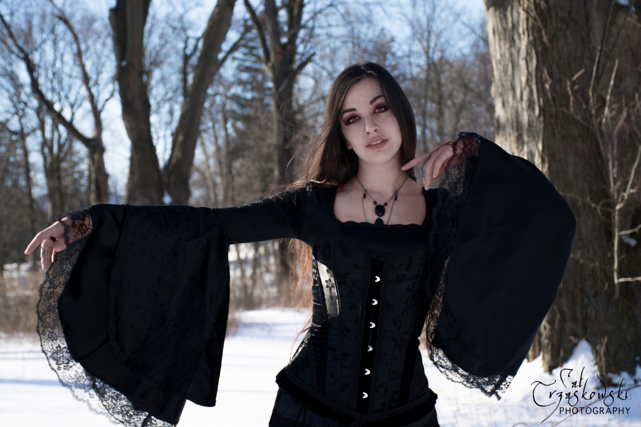 ghostsiren:  “Winter Witch”Model: Ghost Siren | Facebook | Deviantart | Blog
