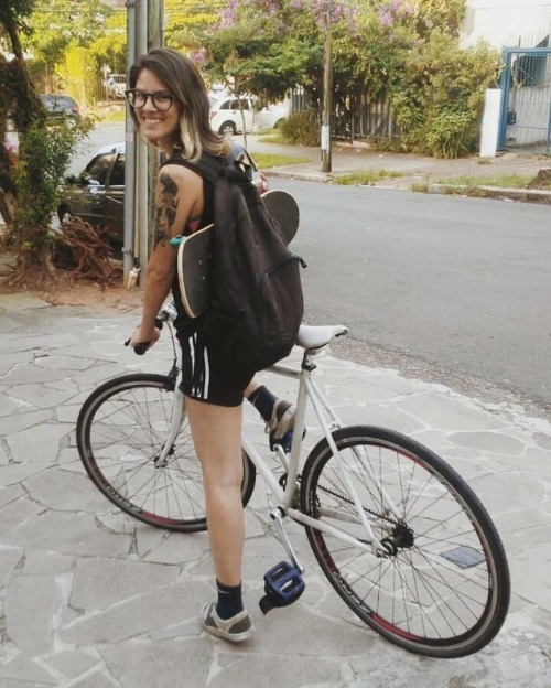 fixiegirls:Repost from @laurabarros5 Como tu interage com as ruas? . . . #fixedgear #grlpwr #skatebo