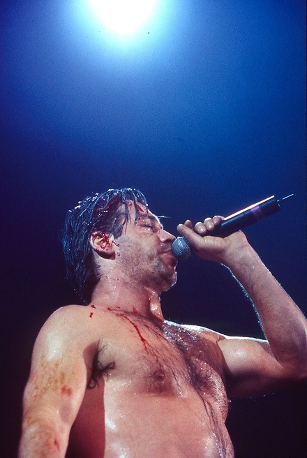 herrlindemann:Till Lindemann performing live on the Family Values Tour 1998 at the Nassau Colisseum 