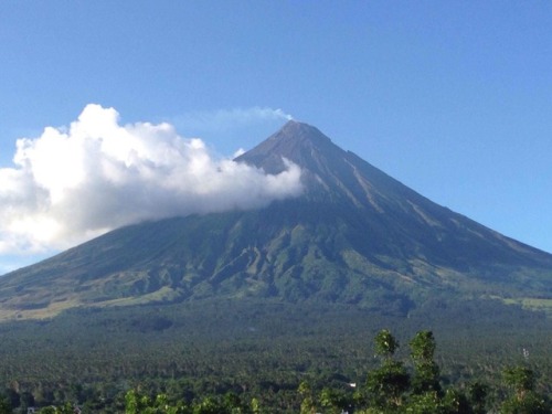 prettybevz:The beauty of Mt. MayonBicol is my mother’s hometown, i remember when i was 5 years old i