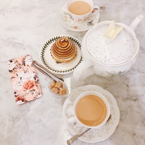 gangnaminpink:굿애프터눈 Good Afternoon  / 해방촌 Haebangchon - Milk tea &amp; lemon meringue tart 