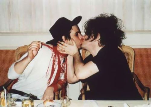 goodytwolose:Robert Smith &  Simon GallupAdorkable Goths.