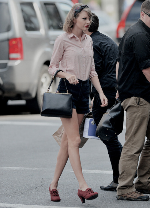 TAYLOR ALISON SWIFT.. A Snowily Frost Tail