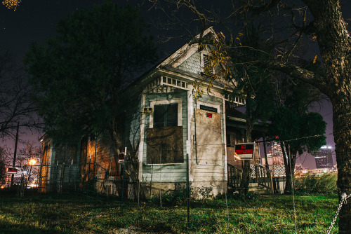 destroyed-and-abandoned:  House by the Austin city skyline Source: exitflagphotos (flickr) 