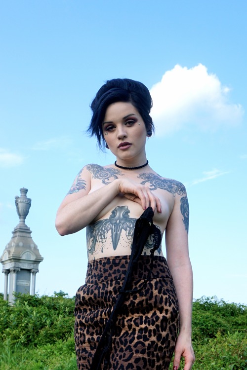lunalorraine: Peekaboo.