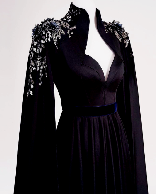 fashion-runways: LINDA FRIESEN ‘The Raven Queen’ dress if you want to support this blog consider don