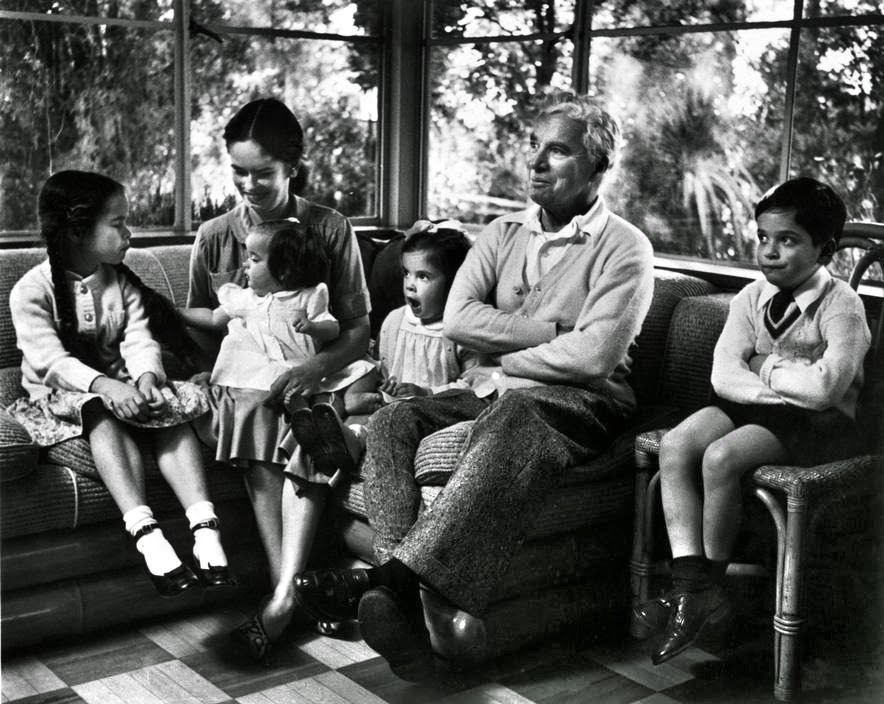 A charming photo of Charlie Chaplin, wife Oona and their first 4 children - Geraldine, baby Victoria on her mother’s lap, Josephine & Michael to his father’s left, he also appears to be mimicking his father’s pose.
Photo taken in their Beverly Hills...