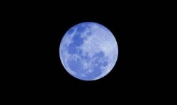 ritualcandles:   blue moon tonight 🌕 