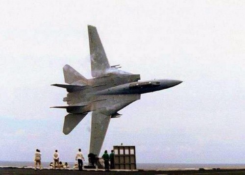 soldierporn: Bring back that lovin’ feeling, ‘cuz it’s gone.flytofight: Grumman F-14 Tomcat flybys  