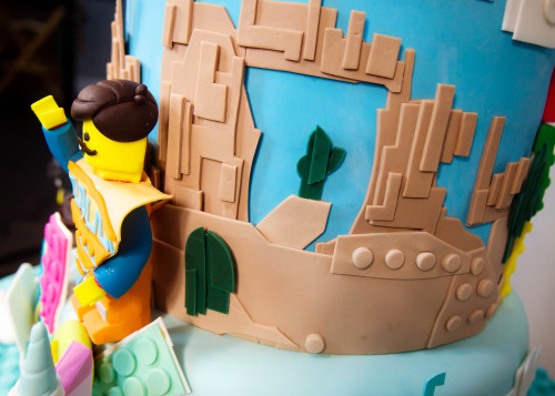 nerdachecakes:Everything is Awesome- Holy Lego Movie, Batman!A really rad cake I made for a cute Bir