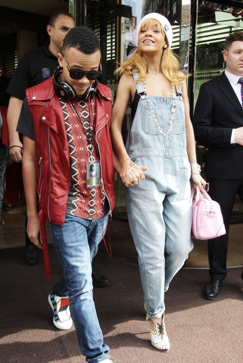 rihannalb:  Rihanna with her brother leaving her hotel.