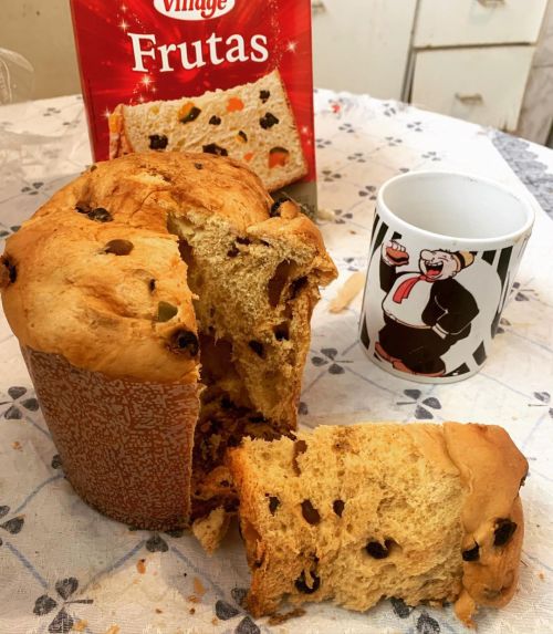 Se não tem #frutas, não é #Panetone. #BomDia (em São Paulo, Brazil) https://www.instagram.com/zero_l