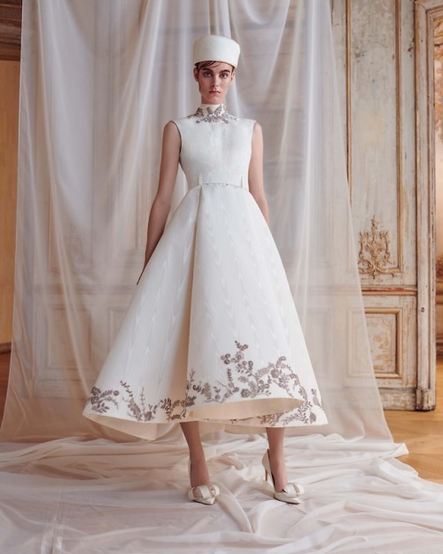 https://www.ashistudio.com/couture-one/f-w-2018-2019?img-id=27