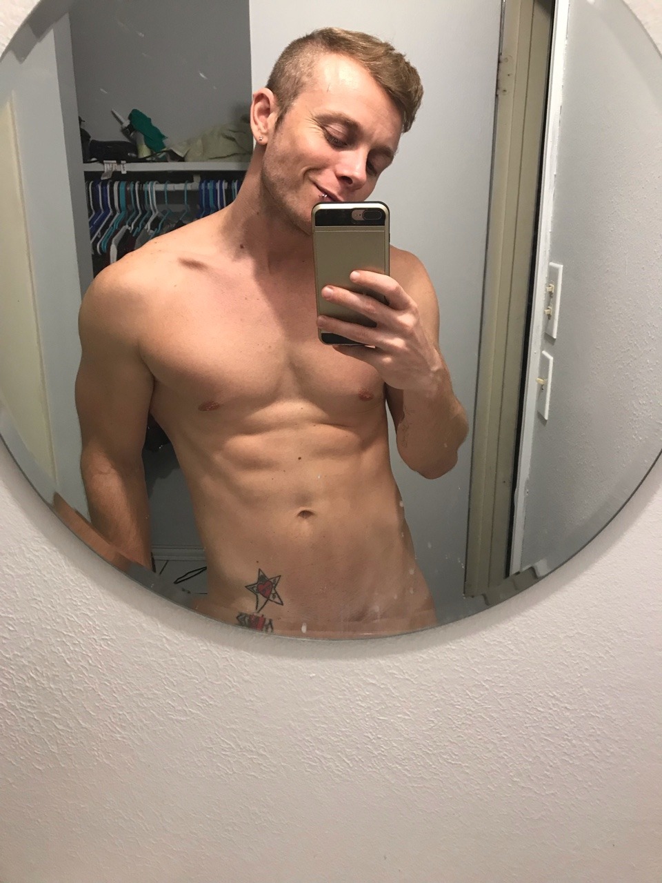 sitonmyfaceboys:  Body update, hard to stay committed with all the Halloween candy 🍬 #me