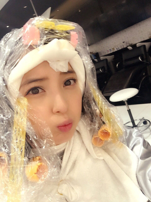 nihongirls:Actress Nozomi Sasaki hair salon selfie (Mar 2015)