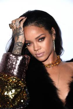 hellyeahrihannafenty:  Rihanna at The Daily Front Row’s Los Angeles Fashion Awards