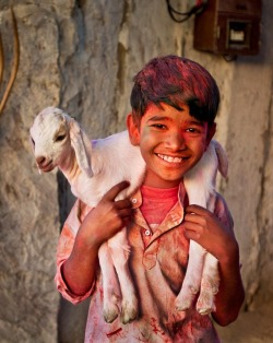 coisasdetere: Photo: Steve McCurry - Young Shepherd during Holi, Rajasthan, India. 