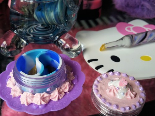 cummy-eyelids:  ✨Hehe check out these kawaii cake silicone dab containers! Available on my