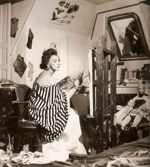 socratesshogun:fawnvelveteen:Leonor Fini pictured in her Paris studio in 1952, the glamorous Argenti