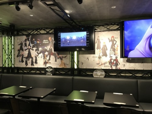 aitaikimochi: The Square Enix Cafe in Akihabara is having a limited time Kingdom Hearts cafe that will go from now until November 10th, 2017, and the decoration and food are AMAZING! All goods at the cafe are also super pretty, following the stain glass