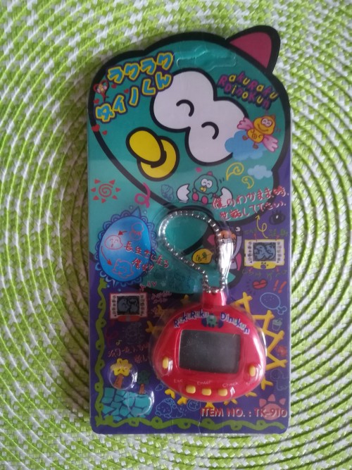 Newest addition to my virtual pet collection. Wish i had batteries for it so i could run it atm, sin