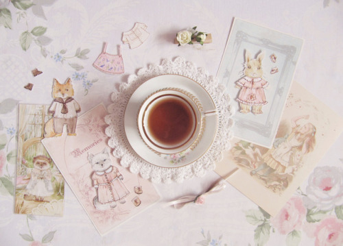 dollfromtheattic:  ♡ ☆.°ʚ Playing with paperdolls from my dearest @reosia || her instagram ɞ°.☆ ♡  