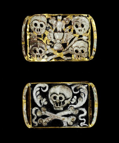 aleyma:Mourning slide, made in England in the mid 17th century (source).