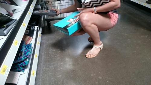 quierobesartuspies:  Andaba de compras y me tope con esta belleza de mujer. Se me paro la verga es solo verla.  No me detuve en tomerle fotos y después ir a masturbarme a la casa