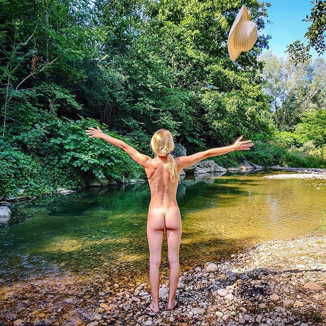 a-nakedgirl: Wohoo after two days of rain the sun finally started to shine again!