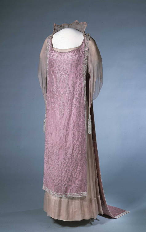aneacostumes:  Queen Maud + pink Gentle pink shades was said to be Queen Maud’s favourite. Som