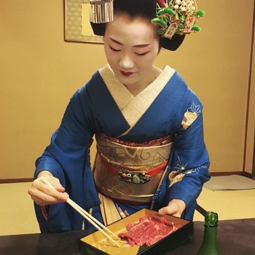 geisha-kai: Meeting a maiko Tomitae by @little.valleys on Instagram